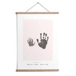 babyaftryk plakat med barnets hånd og fodaftryk